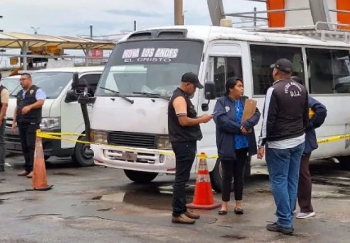 Una una chiva tipo coaster recibió varios disparos. Foto: Landro Ortiz