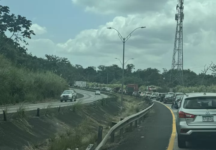 Vistas del tráfico hacia el Oeste en la vía del puente Centenario durante un sábado. Foto/Tomada de redes sociales.