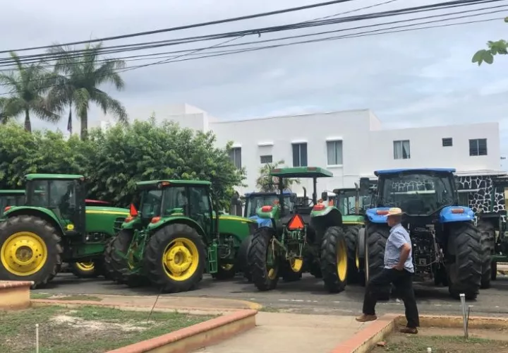 Siguen la vigilia con sus equipos agrícolas en el paseo Carlos L. López de Las Tablas. Foto: Thays Domínguez.