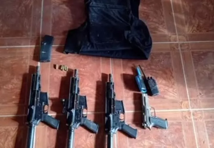  Estas armas fueron encontradas en una residencia, en el corregimiento de Cativá. Foto: Diomedes Sánchez