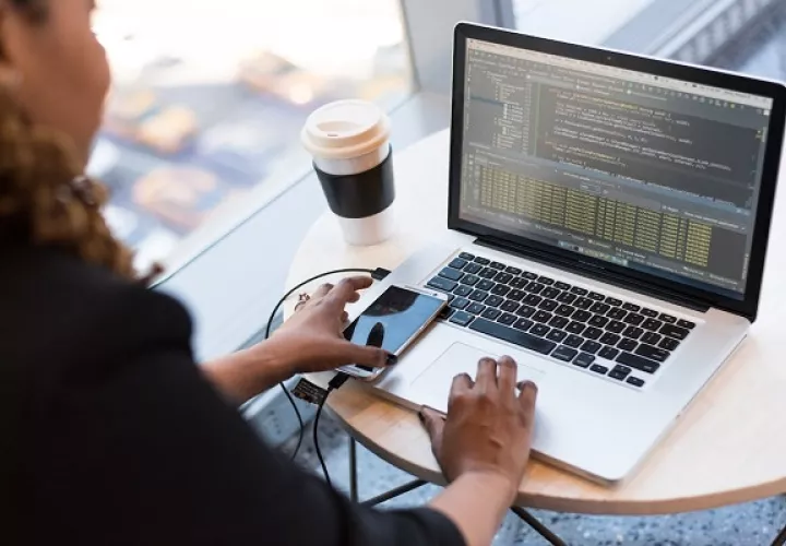 Las mujeres deben robustecer su formación técnica para que puedan abrirse espacio en el área de tecnología. Foto: Pexels