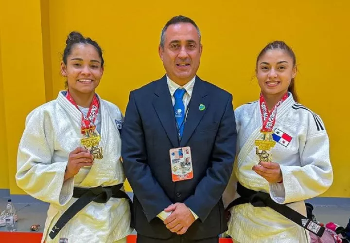 Kristine Jiménez (izq.) el entrenador Roberto Naveira y Lilian Cordones. Foto: COP