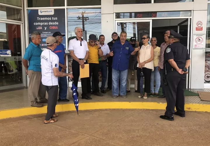 Apostados en las afueras de la Gobernación de la provincia de Herrera, los jubilados se manifestaron pacíficamente. Foto: Thays Domínguez