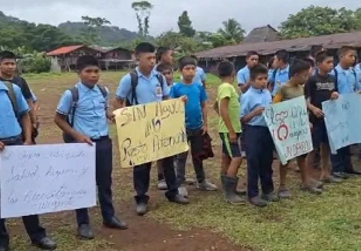 Padres de familias y los estudiantes que tomaron la iniciativa de suspensión de las clases para que se mejore el sistema de acueducto. Foto: Melquiades Vásquez