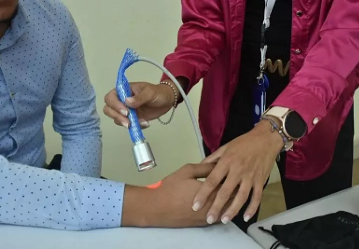 a través de esta técnica se brinda un alivio efectivo del dolor y la inflamación al  afectado. Foto: Diomedes Sánchez 