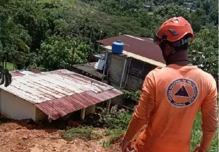 Vista de como entró la tierra a una residencia en La Cabima, tras un deslizamiento. Foto: Cortesía Sinaproc