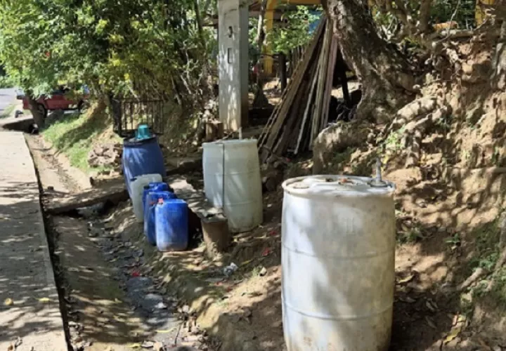 Se han acostumbrado a vivir con el agua que les llevan en camiones cisterna. Foto: Thays Domínguez