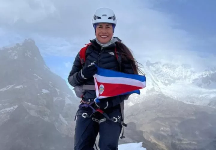 Monte Everest en la cima del Everest. Foto: Twitter