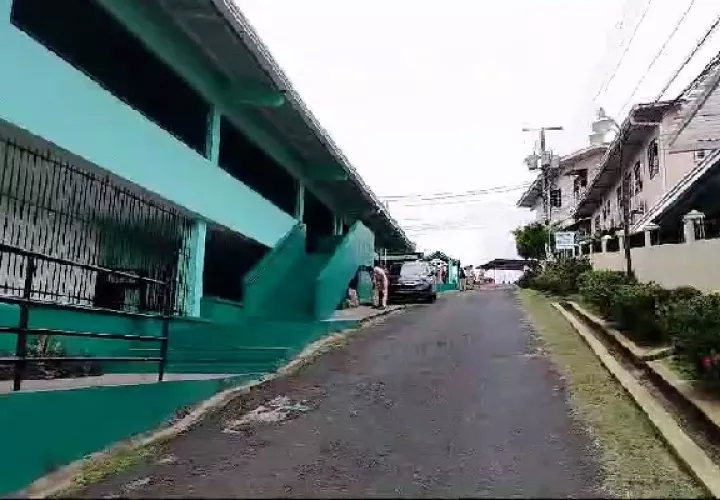 Este miércoles, personal del Instituto de Acueductos y Alcantarillados Nacionales (Idaan) realizó varias reparaciones de tuberías dentro de la zona donde se ubica el orfanato. Foto. Eric Montenegro