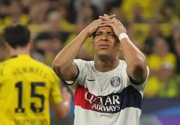 Kylian Mbappé jugador del PSG de Francia se lamenta por la derrota. Foto:EFE 