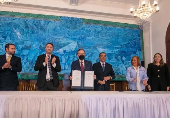  Laurentino Cortizo firmó el Decreto Ejecutivo 27 que reglamenta la nueva Ley de Medicamentos. Foto: Cortesía
