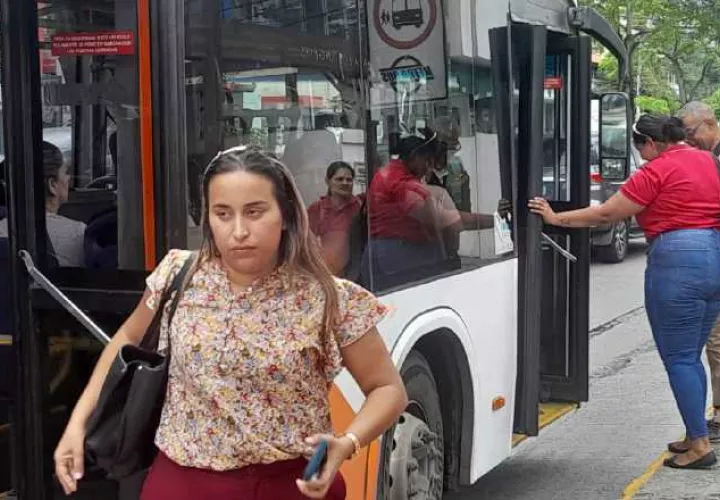 En medio de esta situación legal, los usuarios del transporte público son los más afectados.