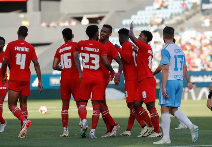 Roderick Miller festeja con Michael Amir Murillo (23) el segundo gol de Panamá. Foto: EFE