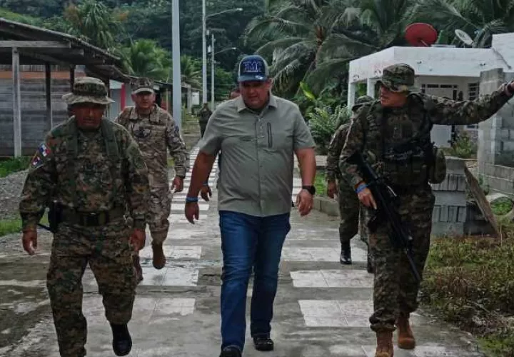 Juan Manuel Pino (centro), ministro de Seguridad Pública de Panamá.