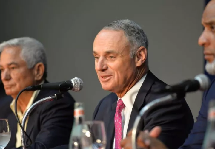 Rob Manfred (Cent.). Foto: EFE