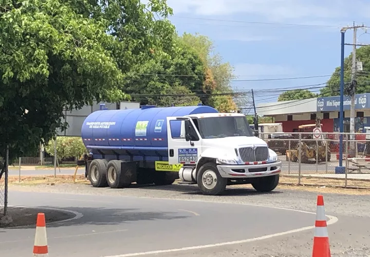 Han tenido que recurrir a comprar agua embotellada, colocar filtros o bien esperar la llegada de los camiones cisterna.Foto: Thays Domínguez
