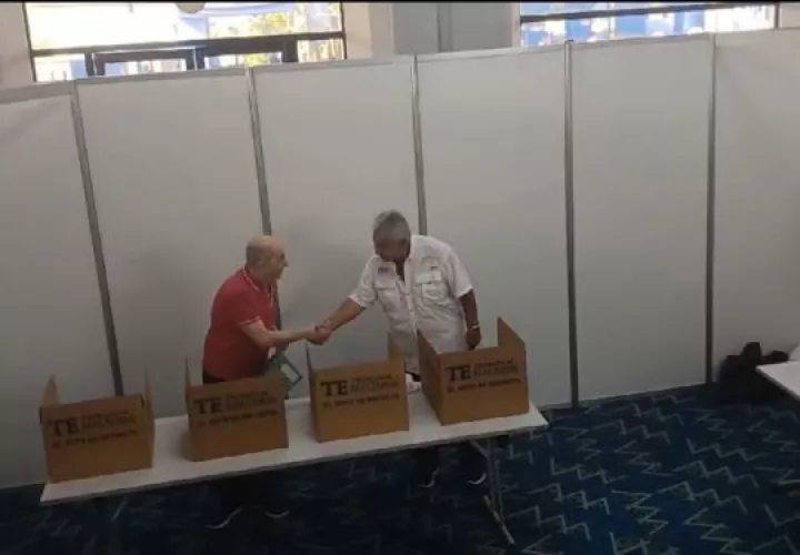 El candidato José Raúl Mulino votó en el Centro de Convenciones Atlapa.