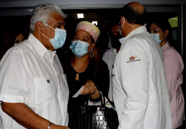 José Raúl Mulino, presidente electo de Panamá, recorre el Instituto Oncológico. Foto: Víctor Arosemena