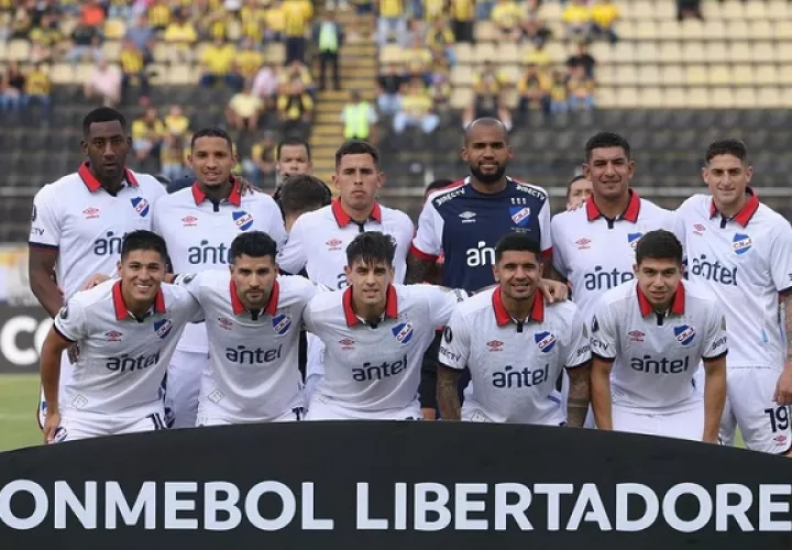 Luis 'Manotas' Mejía (azul) con el Nacional de Uruguay en Copa Libertadores. Foto: Instagram 