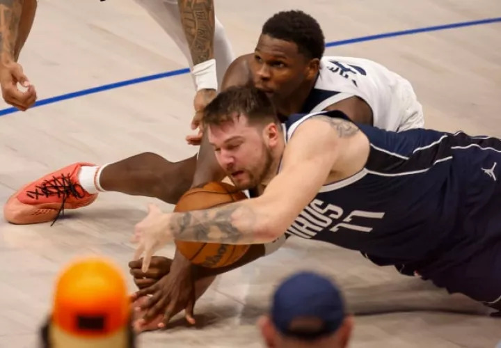 Anthony Edwards de los Timberwolves (izq.) y Doncic de Dallas. Foto: EFE