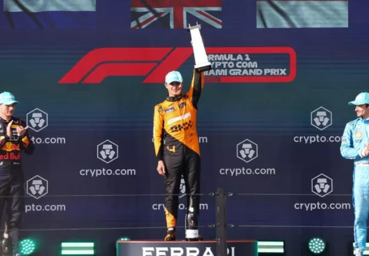 El británico Lando Norris (McLaren) festeja su triunfo en Miami, Estados Unidos. Foto: EFE