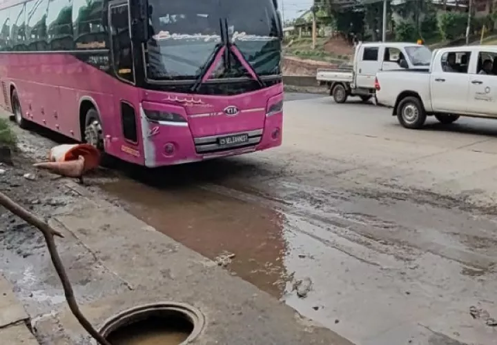 El drenaje cerca de la parada del Xtra no funciona adecuadamente. Foto. Eric Montenegro