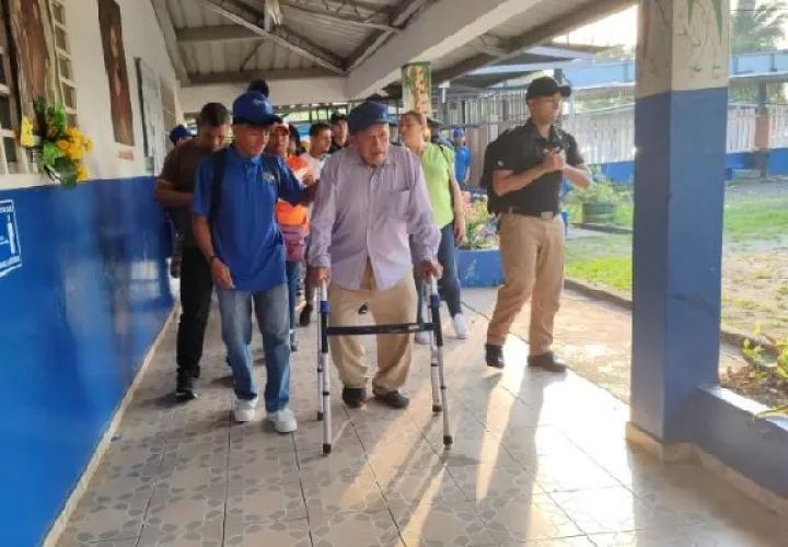 En Panamá Oeste los adultos mayores y la juventud salieron desde temprano a  votar. Foto. Eric Montenegro