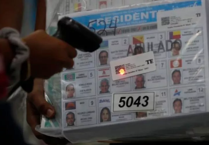 Bolsas con las papeletas electorales de las elecciones de este 5 de mayo. Foto: EFE