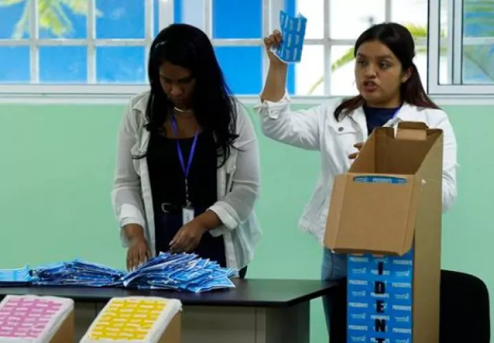 Conteo de votos en los centros electorales. Foto: EFE