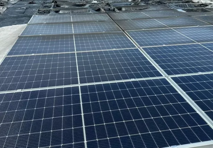 Este año, dos sistemas de paneles solares de bancos se han quemado. 