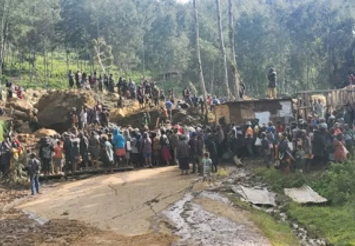 El organismo indica que se calcula que un total de 150 viviendas han quedado enterradas en Papúa Nueva Guinea. Foto: EFE