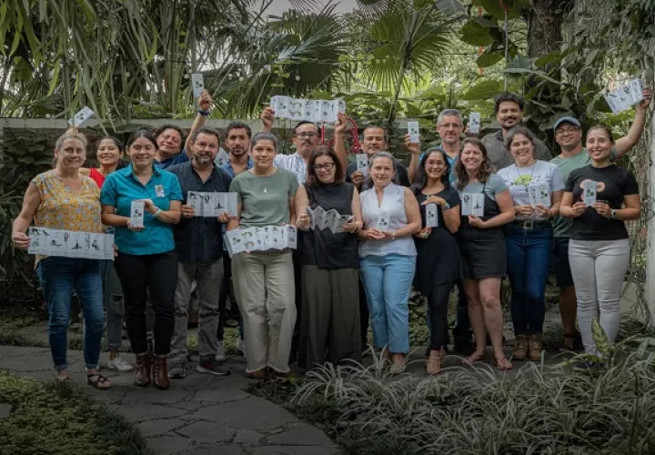 En la reunión se presentó formalmente la primera guía de bolsillo de los primates no humanos de Panamá. Foto: Cortesía
