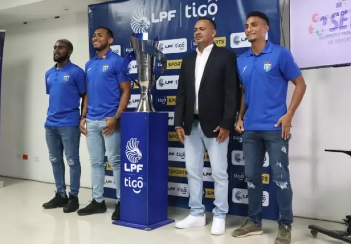 El técnico Mario Méndez con jugadores del Plaza Amador. Foto: LPF
