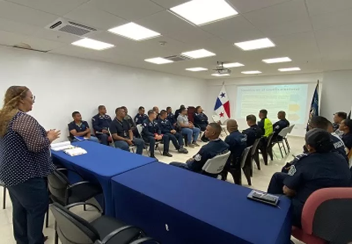 Los uniformados aprovecharon para aclarar sus dudas con el TE, sobre su actuar frente al sufragio. Foto: Diomedes Sánchez 