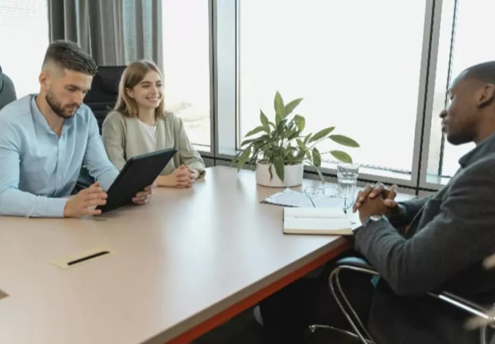 Para los jóvenes conseguir su primer empleo es un camino desafiante. Foto: Pexels