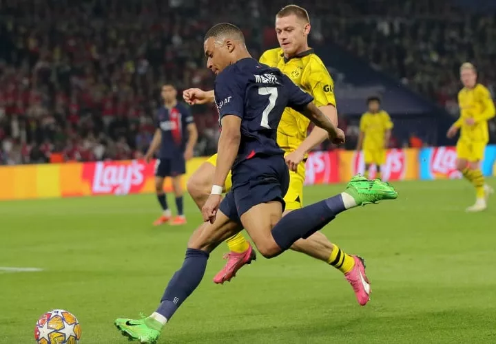 Kylian Mbappé del PSG despeja el balón ante la marca de Julian Ryerson de Dortmund durante el partido de la Champions League. Foto: EFE