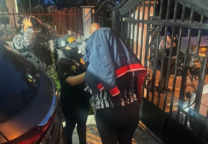 Personas que fueron aprehendidas residen en buenas viviendas y cuentan con carros lujosos. Foto: Cortesía MP