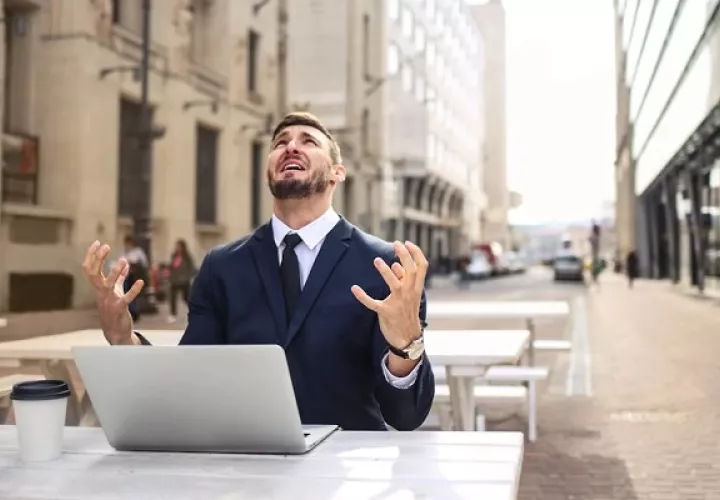 Entre quienes tienen una percepción negativa, el 48 % menciona que su jefe o jefa no estaba dispuesto a enseñar al equipo. Foto: Pexels