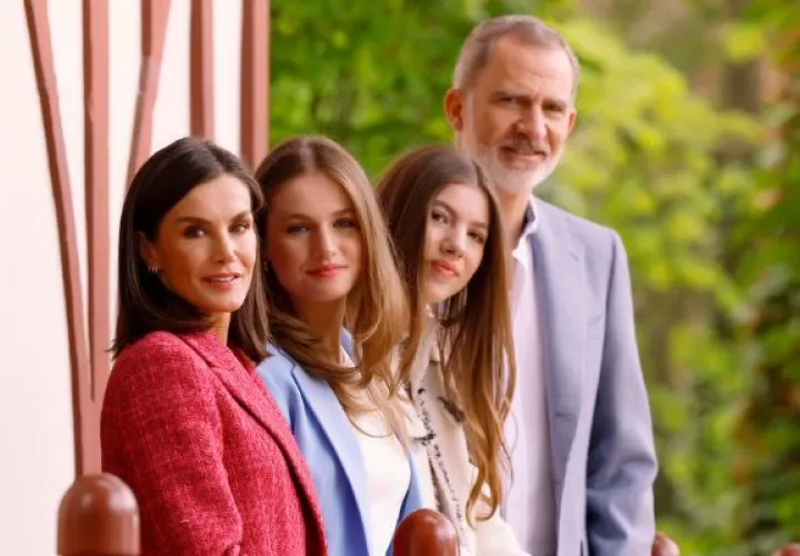 Los reyes de España conmemoran su 20 aniversario de boda con álbum de fotos con sus hijas. Foto: EFE