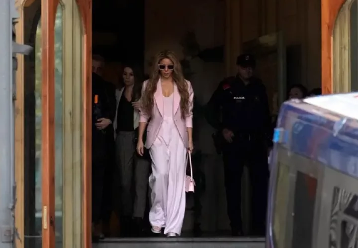 La cantante Shakira a su salida de la Audiencia de Barcelona. Foto: EFE / Enric Fontcuberta
