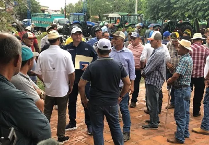 Los productores dejarán indefinidamente sus equipos agrícolas frente al palacio de la Gobernación de Los Santos. Foto: Thays Domínguez 