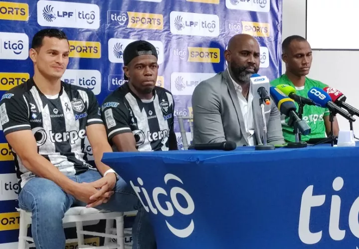 Felipe Baloy, técnico del Tauro da impresiones para la final de la LPF. Foto: EFE