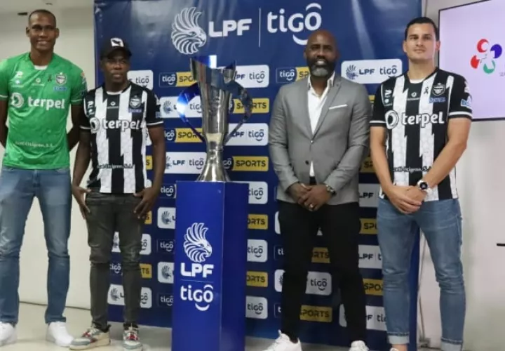 El técnico Felipe Baloy con jugadores del Tauro. Foto:LPF