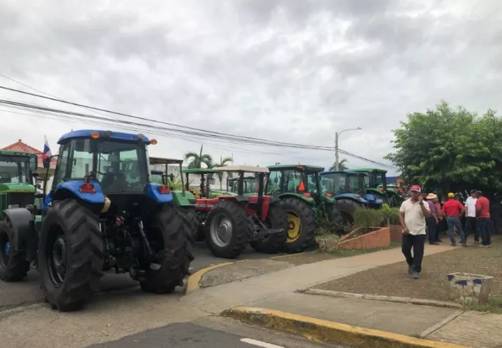  Mantendrán la vigilia con sus equipos agrícolas apostados en el paseo Carlos L. López a la entrada de Las Tablas. Foto: Archivo Ilustrativa.