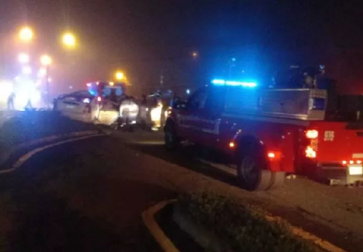 Las autoridades intentan conocer las identidades de las personas fallecidas en este fatal accidente automovilístico. Foto. Melquíades Vásquez