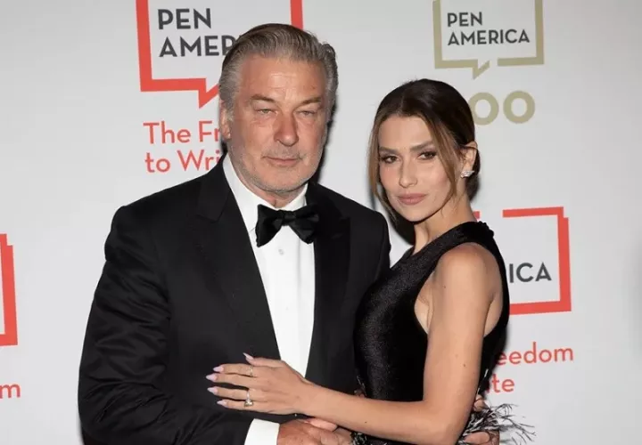 Alec Baldwin (I) y su esposa Hilaria Baldwin (D) en Estados Unidos. Foto: EFE / EPA / Sarah Yenesel 