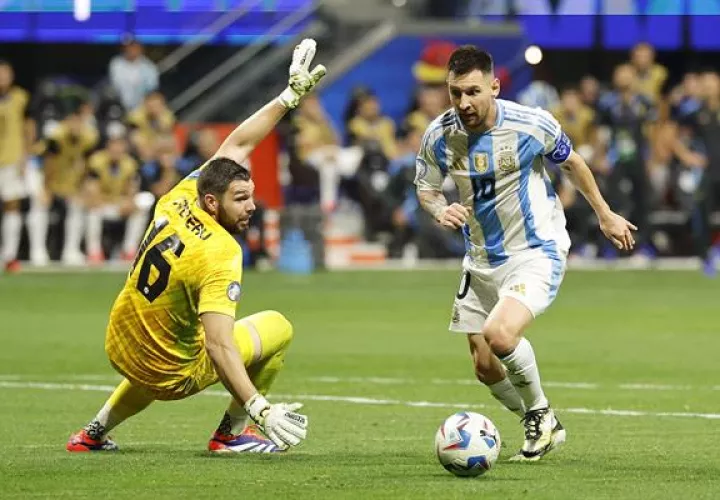  Lionel Messi  de Argentina (der.) y el portero Maxime Crepeau de Canadá. Foto: EFE