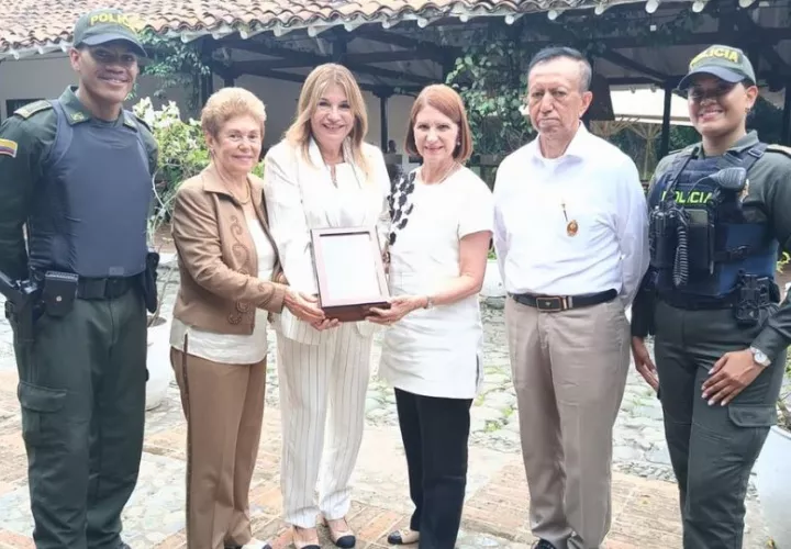 Mireya Moscoso, Maricel de Mulino y Marta de Martinelli viajaron a Colombia para recibir la banda presidencial. Foto: Cortesía
