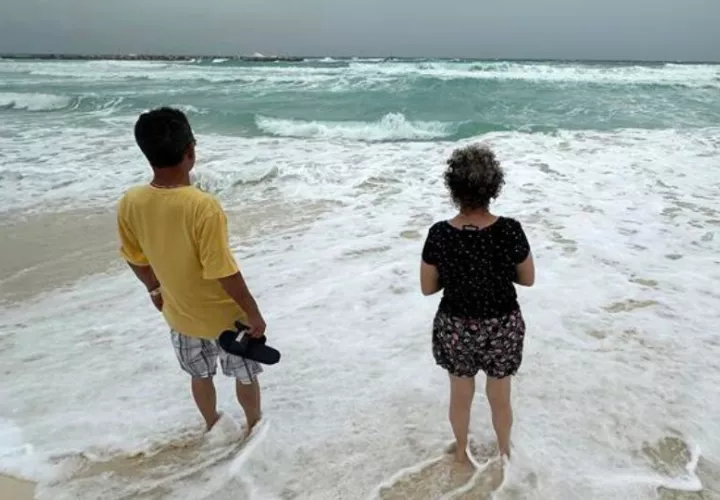 Dos personas observan el oleaje debido a la proximidad de Beryl' en Cancún (México). Foto: EFE