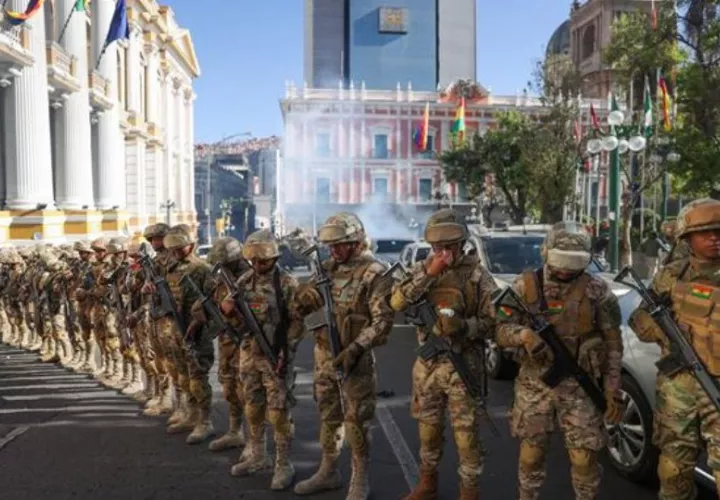 Militares se forman frente a la sede del Gobierno de Bolivia, en La Paz (Bolivia).